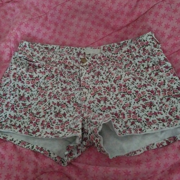 Floral White Shorts - Picture 1 of 2